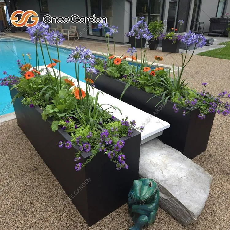 Rdzewione stalowe donice na zewnątrz