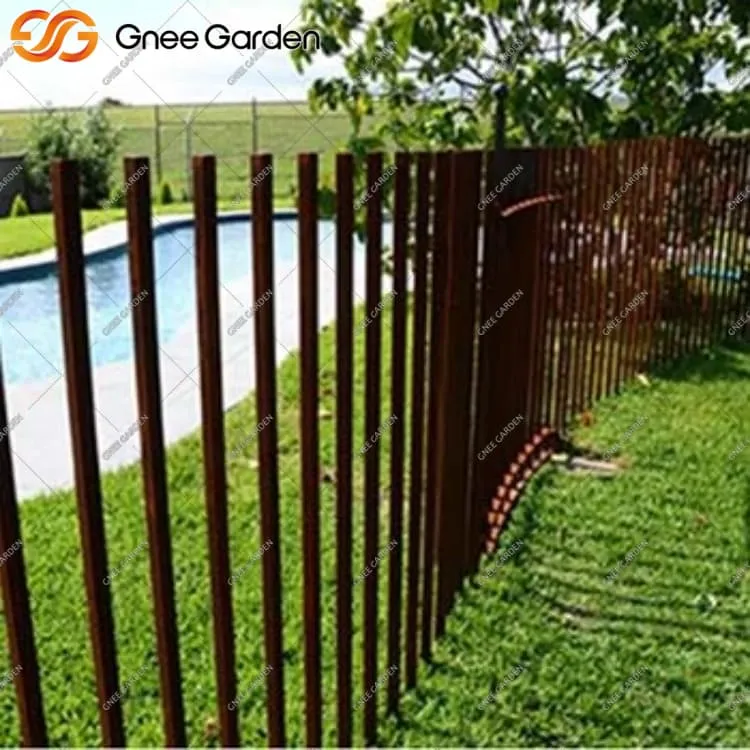 Rdzewane stalowe ogrodzenie Corten do współczesnego krajobrazu