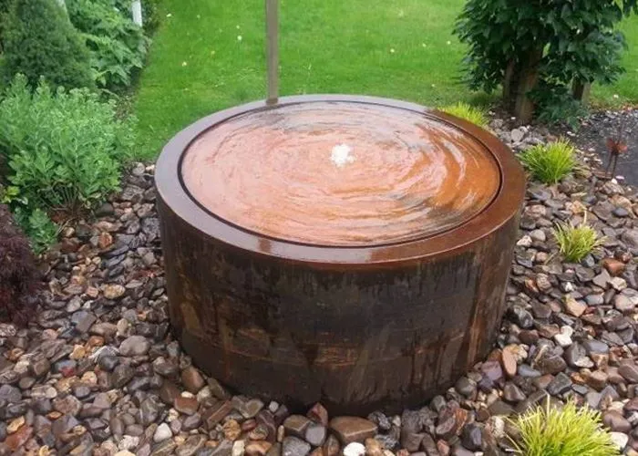 Zardzewiała stalowa fontanna