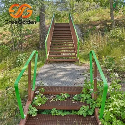 Zardzewiałe, stalowe schody ogrodowe