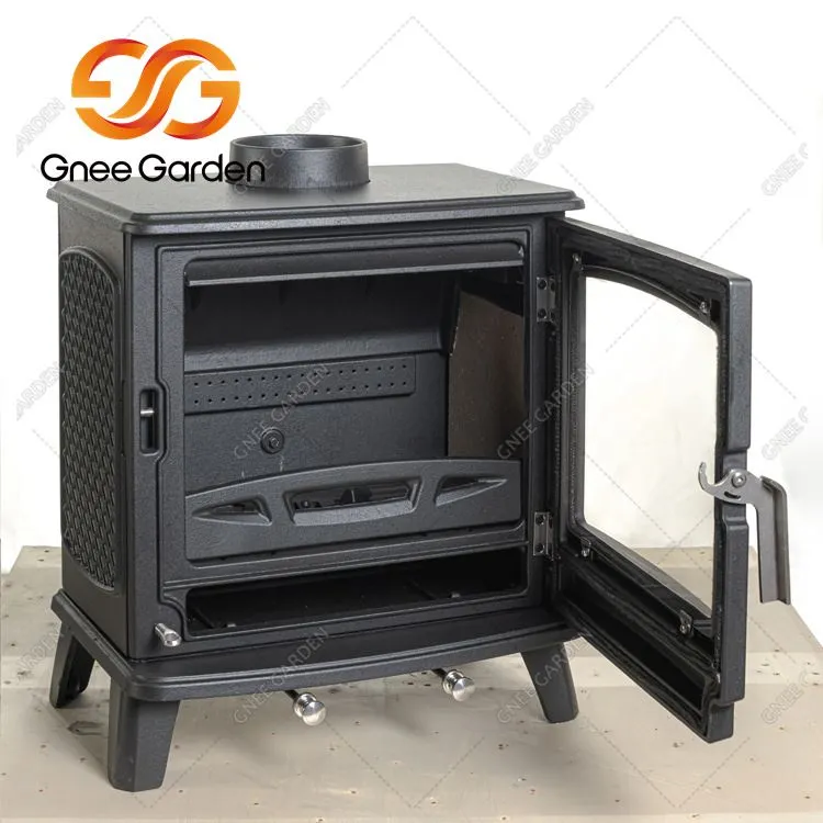 Kominek opalany drewnem.